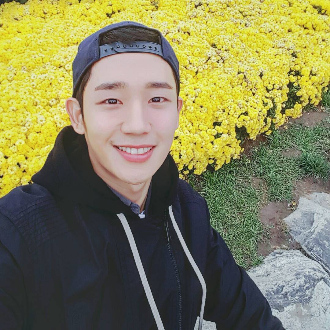 https://www.jazminemedia.com/wp-content/uploads/2017/10/jung-hae-in-while-you-were-sleeping.jpg