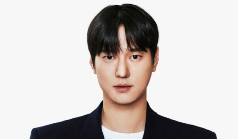 Famous Korean Actor Involved In Dating Rumors With A Non-Celebrity, Agency Says This
