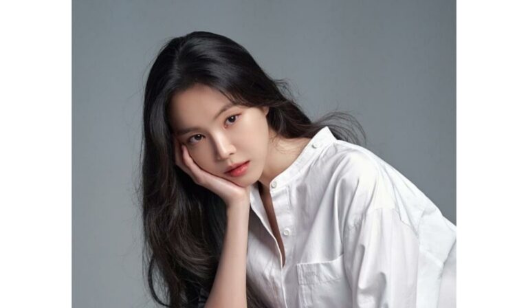 Famous Idol-Actress Gets Blackmailed After Phone Was Hacked, Agency Will Take Strong Action