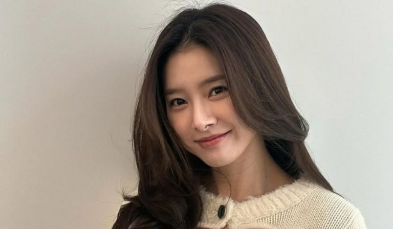 Beloved Korean Actress Denies Dating Rumors With Popular Football Player Once Again