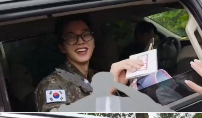 Song Kang Has Finally Been Discharged From The Military, Smiles Greeting Fans
