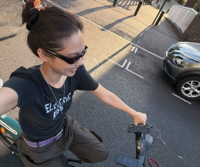 Jennie in a casual no-makeup look on her day off