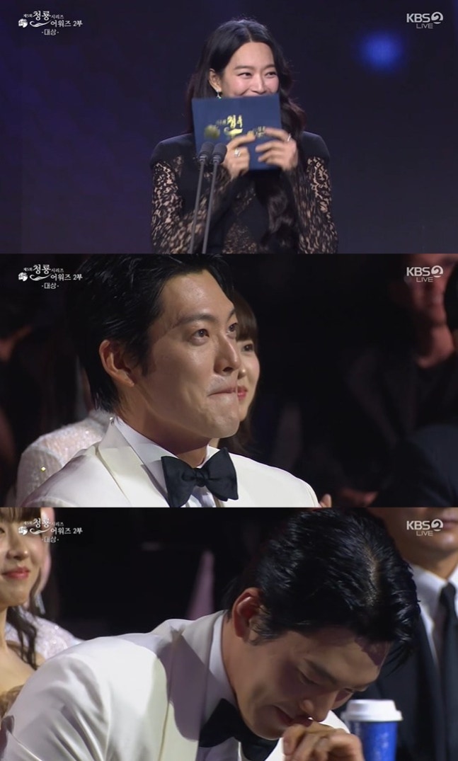 Kim Woo Bin watches his wife Shin Min Ah at the 5th Blue Dragon Series Awards