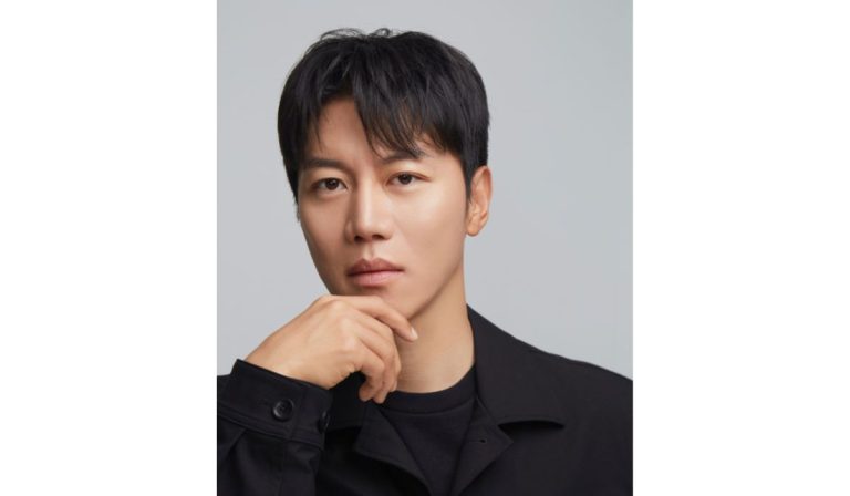 Actor From Hit Drama “The Fiery Priest” Is Getting Married In January To His Model Girlfriend, Only His Agency’s CEO Knew